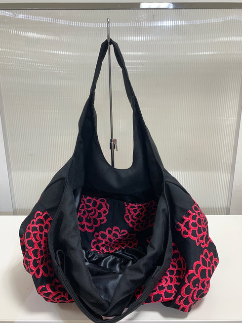 Ballontasche mit Dahlien-Print (schwarz x magenta)